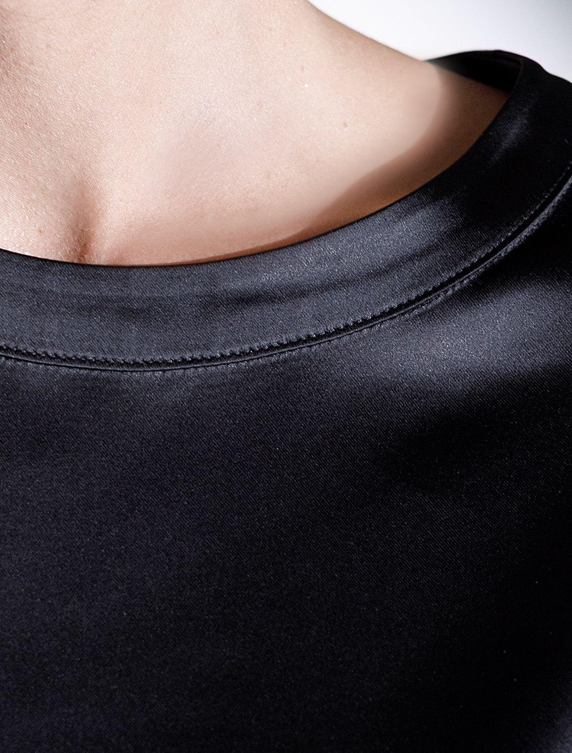 Блузка свободная из струящегося плотного сатина