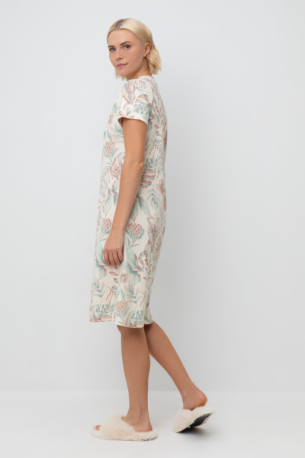 ст. цена1400руб.! Trikozza Сорочка Е 10054айвори, акварельные тропики