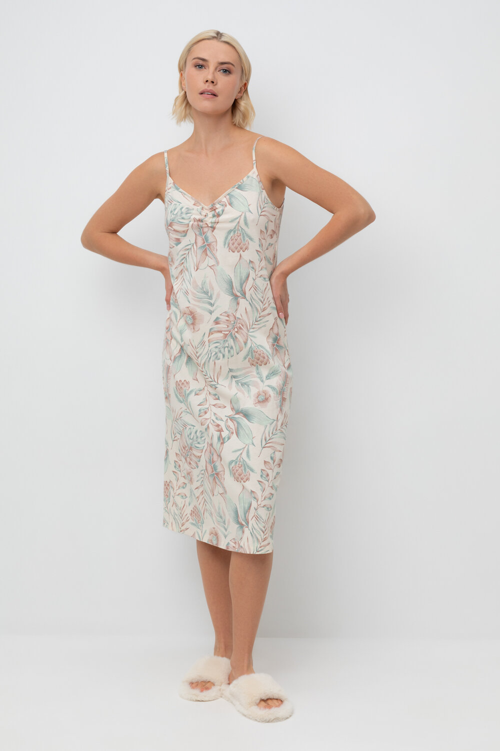 ст. цена1288руб.! Trikozza Сорочка Е 10008айвори, акварельные тропики