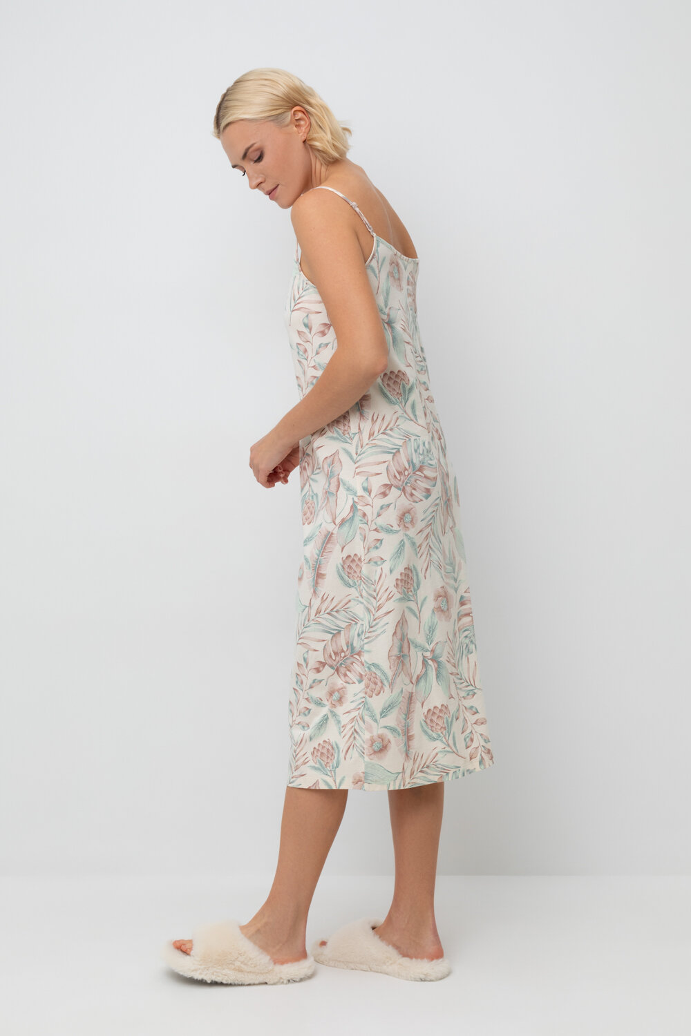 ст. цена1288руб.! Trikozza Сорочка Е 10008айвори, акварельные тропики