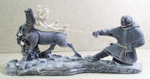 Скульптурная композиция из мрамора Оленевод