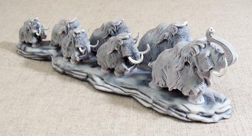 Семь мамонтов на подставке