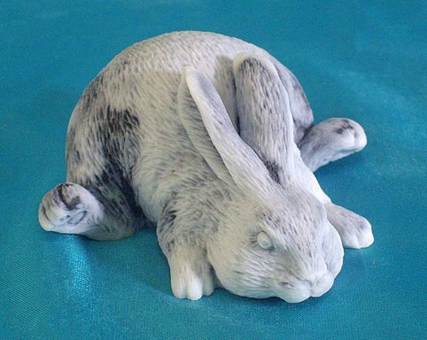 Кролик лежащий