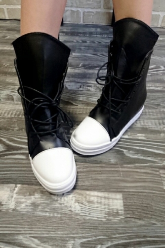 Черные ботинки на белой подошве