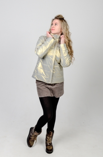 Демисезонная женская куртка с воротником-стойкой из ткани «золотой металлик»