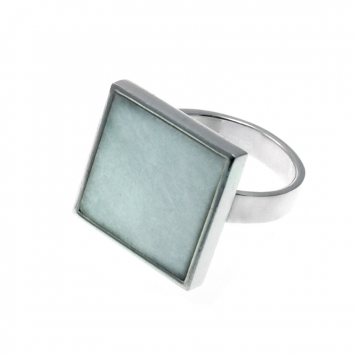 Серебряное кольцо с белым мрамором квадратной формы