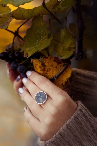 Серебряное кольцо с бордовым мрамором круглой формы