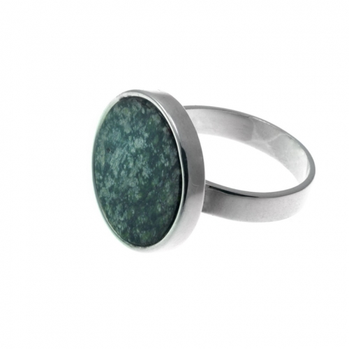 Серебряное кольцо с зелёным мрамором круглой формы