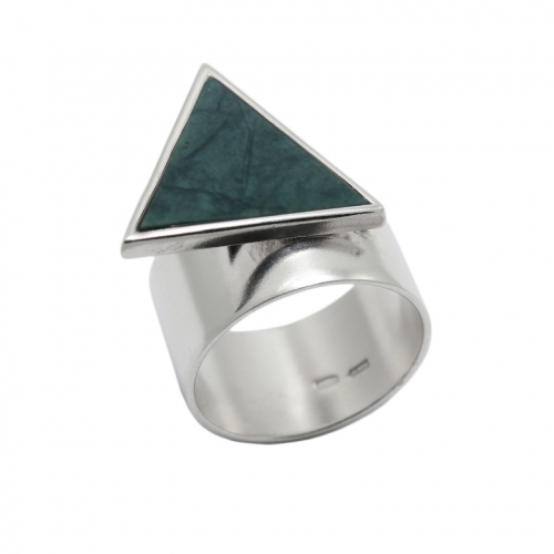 Серебряное широкое кольцо с зелёным мрамором 
