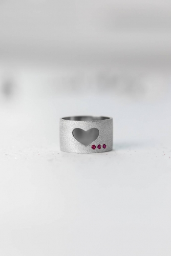 Серебряное МАТОВОЕ широкое кольцо «Сердце» с рубинами