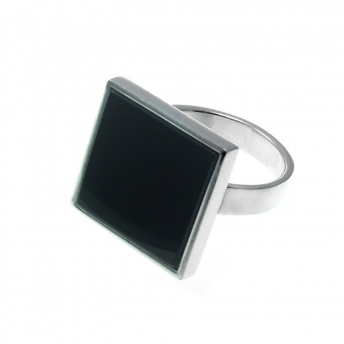 Серебряное кольцо с обсидианом квадратной формы