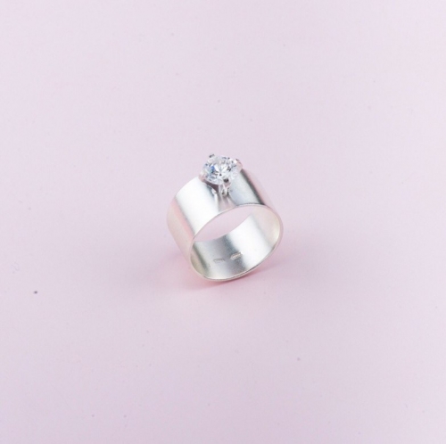 Серебряное широкое кольцо с высоким фианитом