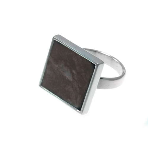Серебряное кольцо с бордовым мрамором квадратной формы