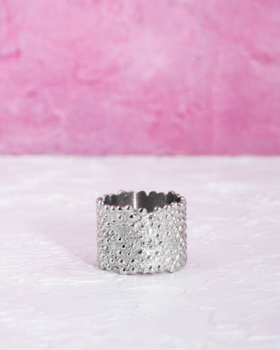 Серебряное широкое кольцо с фактурой 