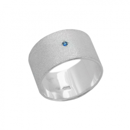 Серебряное широкое кольцо с сапфиром матовое