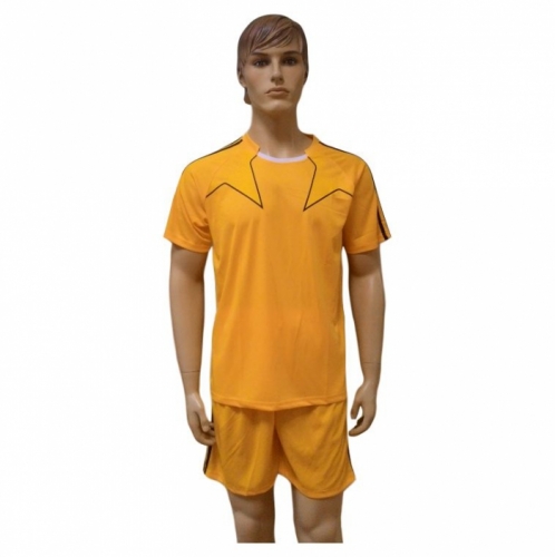 Форма для занятий футболом детская. Состав: полиэстер, хлопок (майка, шорты), желтый цвет. Производство: Китай. Размеры:  S(38), M(40), L(42), XL(44)
