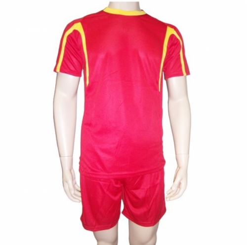 Форма для занятий футболом детская. Состав: полиэстер, хлопок (майка, шорты), красная с желтым. Производство: Китай. Размеры:  S(38), M(40), L(42), XL(44)