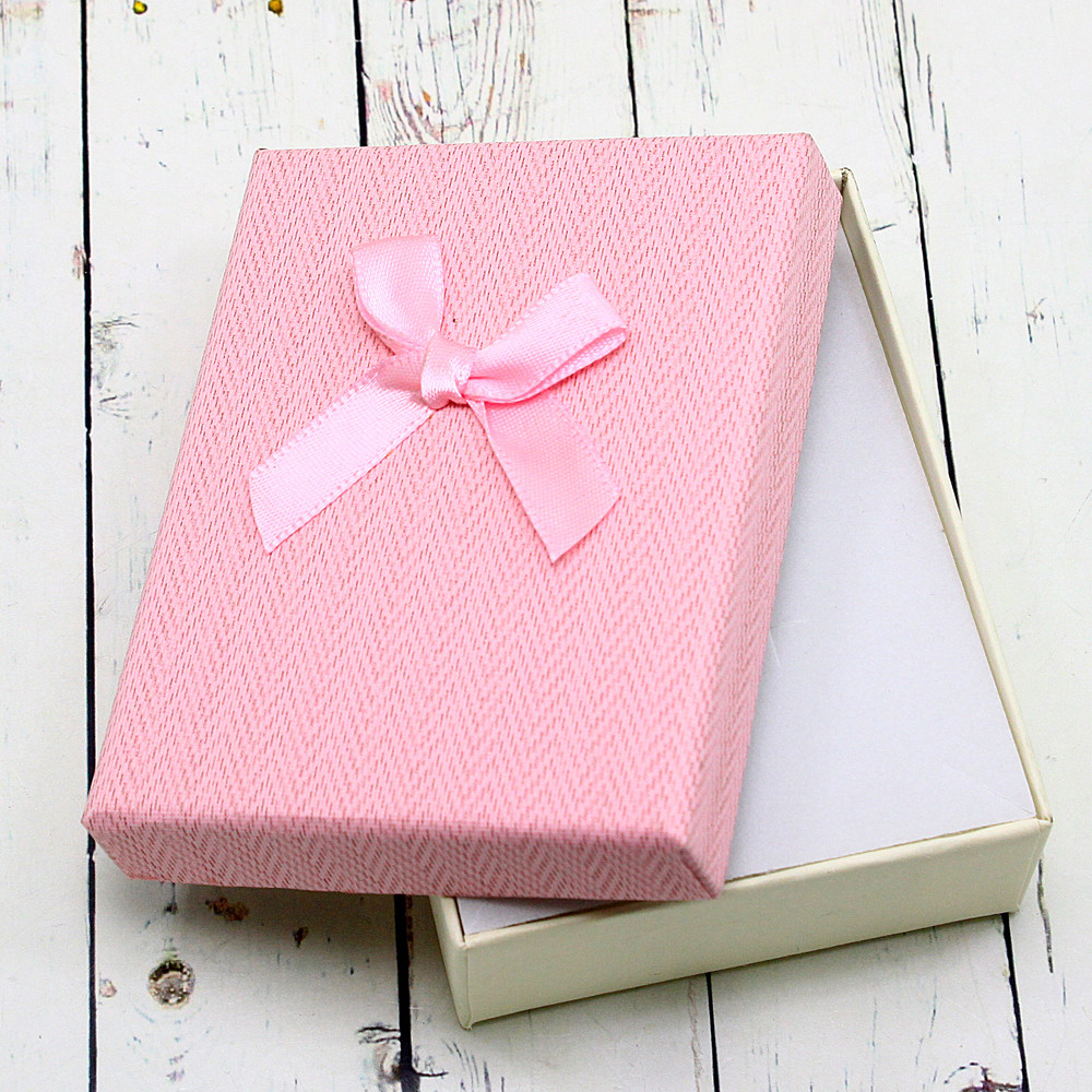 Подарок г. Коробка 7х7х3. Подарочные коробки розовые. Плоская коробка для подарка. Розовая коробочка.