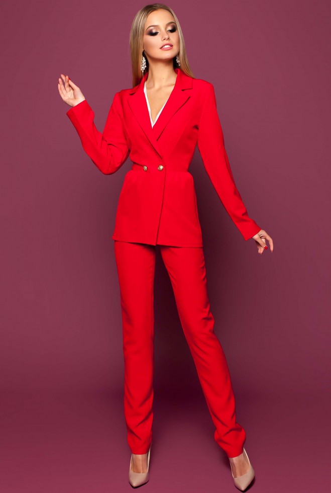 Женщина в красном костюме