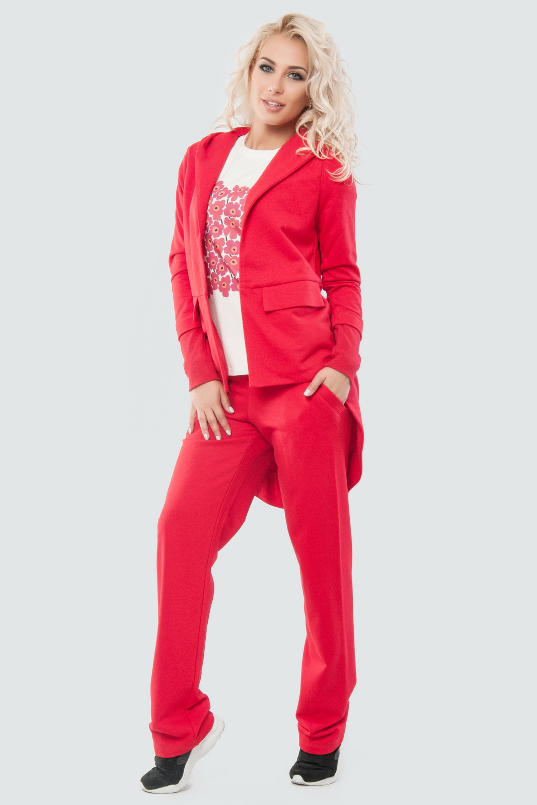 Спортивные костюмы red. Женщина в спортивном костюме. Спортивный костюм женский. Красный спортивный костюм. Классический спортивный костюм женский.