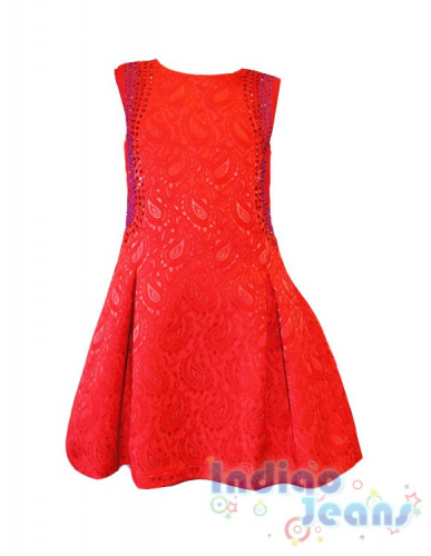 Красное платье с отделкой стразами
