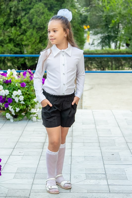 Девочка в шортах в школе