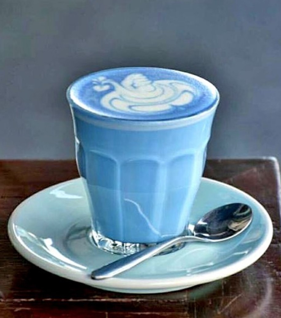 Blue match. Латте маття голубая. Голубая матча латте матча. Матча латте синий. Синяя чашка кофе.
