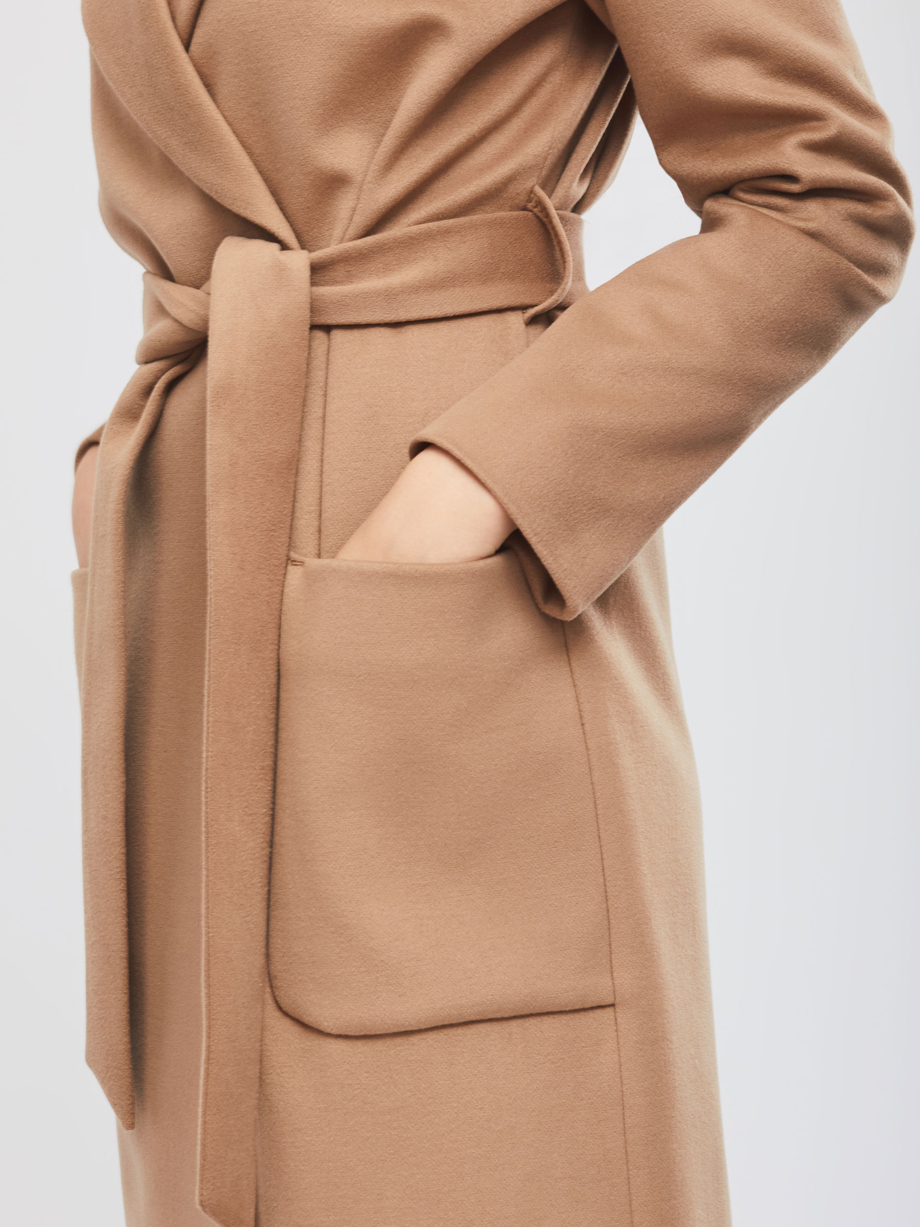 Женское пальто цвета кэмел