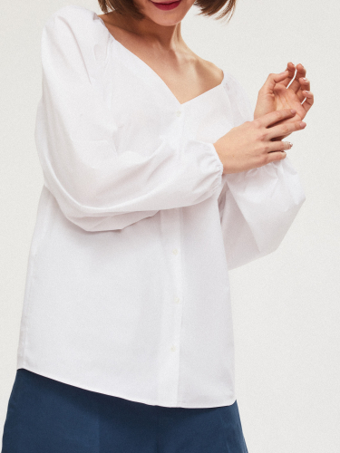 Свободная блуза с объемными рукавами