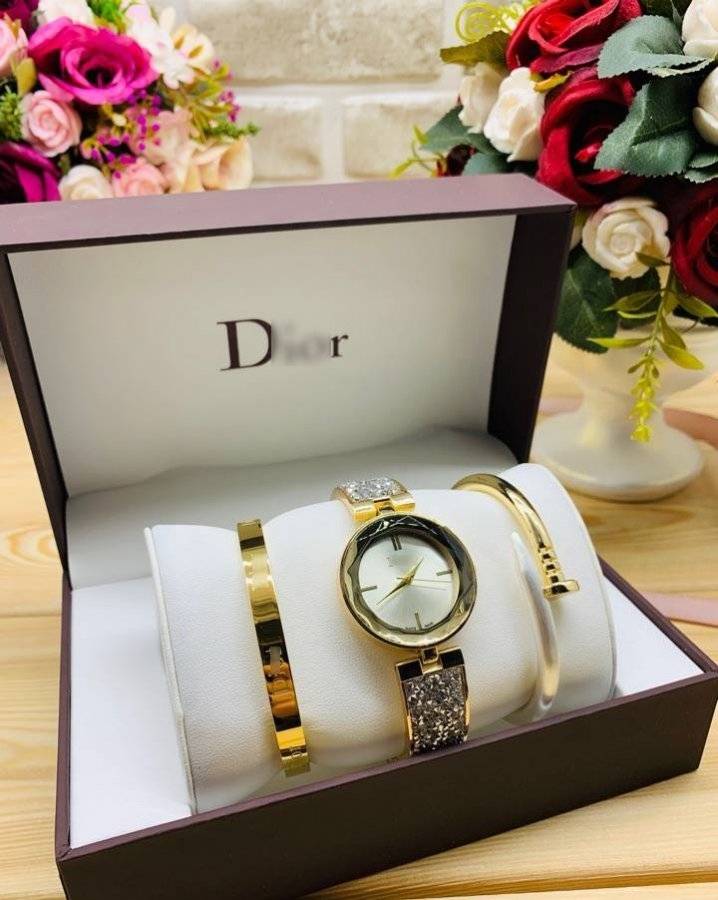Набор часы браслеты. Zen Diamond часы женские w007504. Часы с браслетом женские. Женские часы в коробке. Набор часы с браслетами женские.