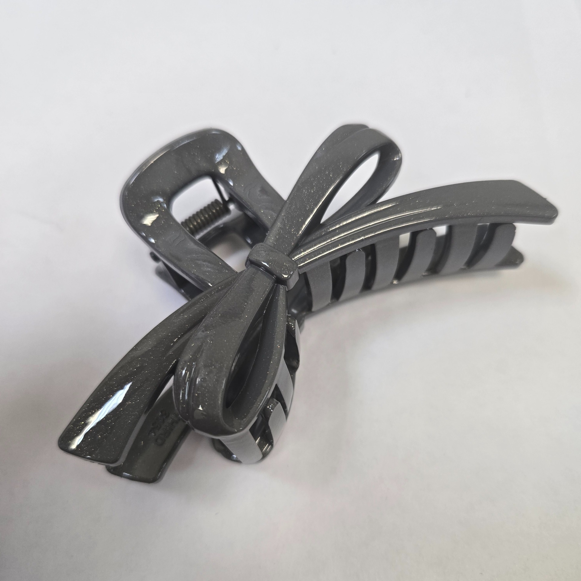 Заколка-краб бантик серый с блестками, арт 108.104