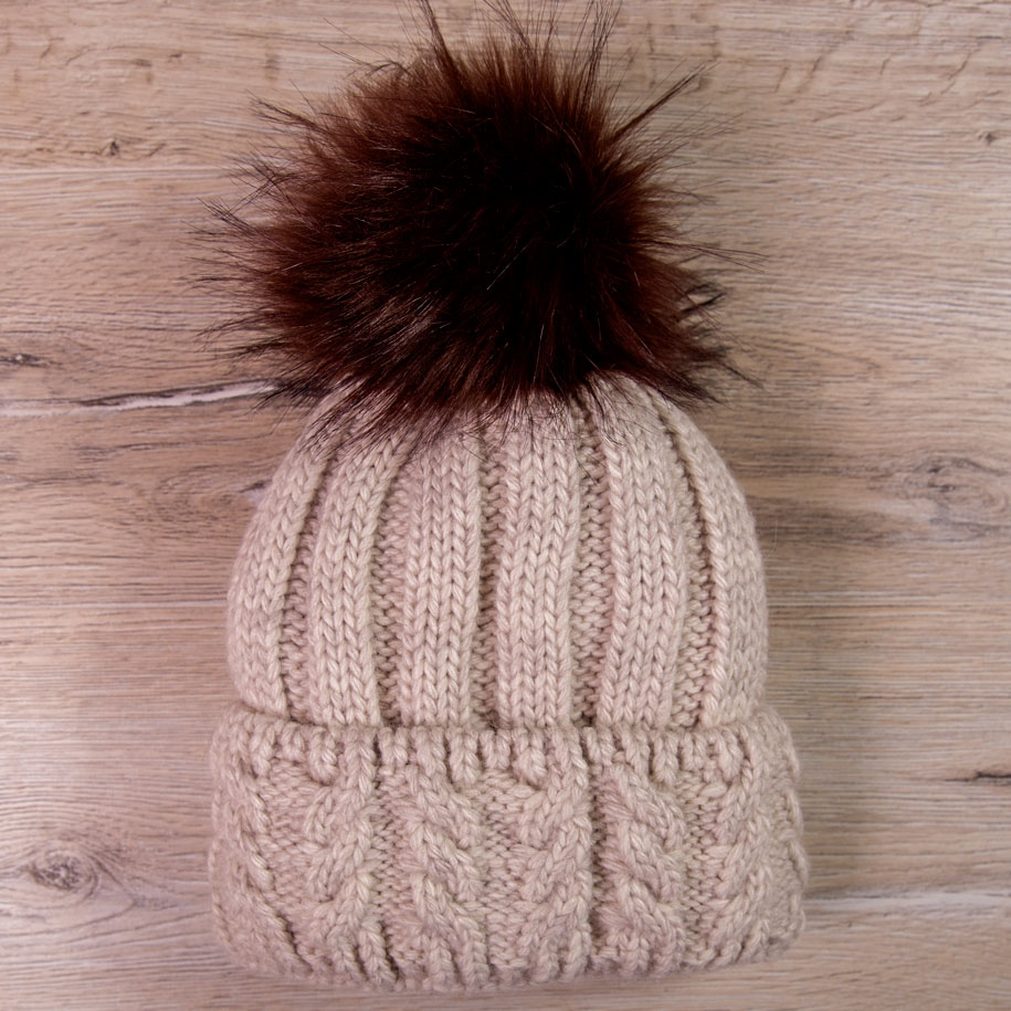 Шапка с помпоном женская спицами. Шапка с отворотом "анника" исландия. Шапка forti с отворотом. Шапка с отворотом и помпоном. Шапка с помпоном косички женская.