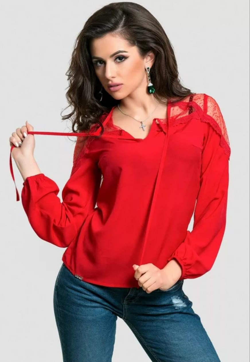 Девушка в красной блузке