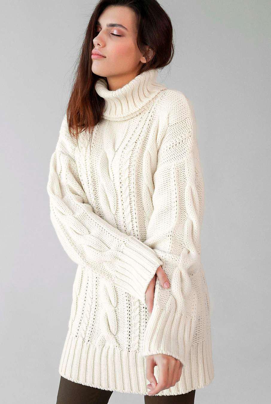 Белый свитер крупной вязки