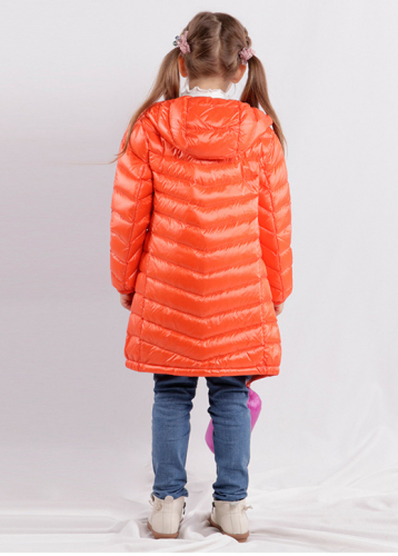 Детский удлиненный пуховик оранжевого цвета KL05