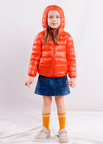 Детский короткий пуховик оранжевого цвета K02