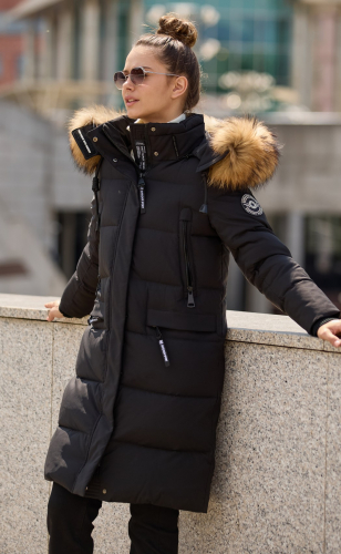Куртка зимняя женская с меховой опушкой на капюшоне SCW-IW582-СR black