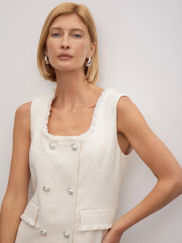 Жилет приталенного кроя ,
55% хлопок, 45% полиэстер ,