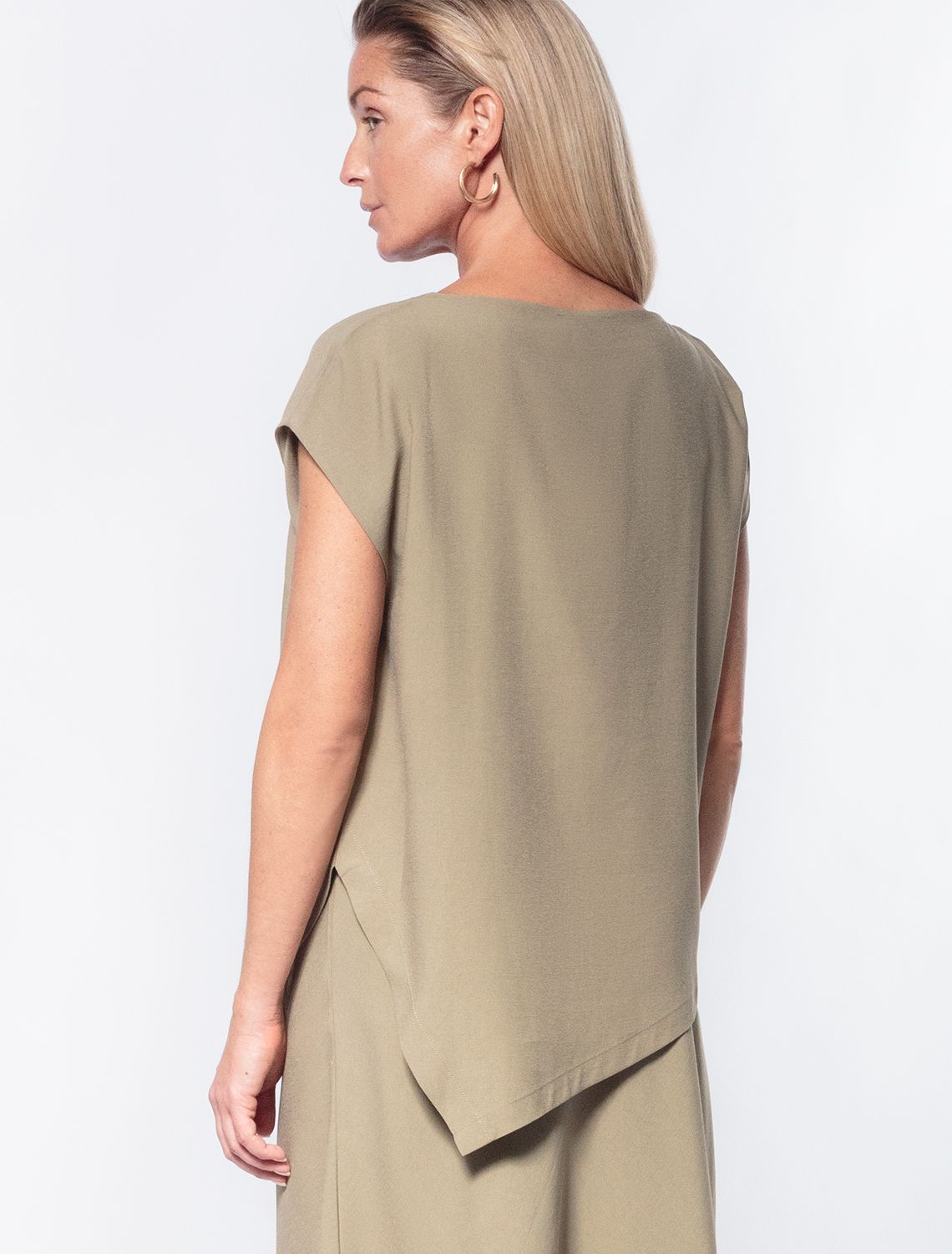 Ст.цена 1590р Ассиметричный топ из плотного лиоцелла D23.058 св.оливковый