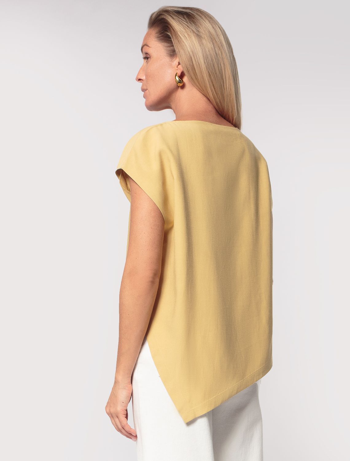 Ст.цена 1490р Ассиметричный топ из плотного лиоцелла D23.058 св. медовый