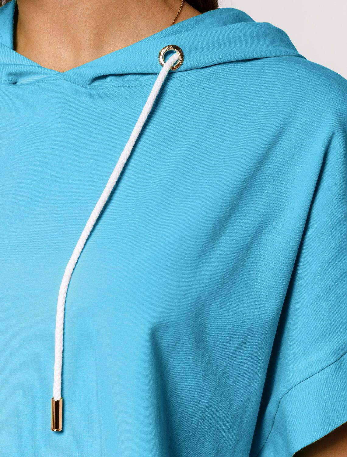 Ст.цена 1190р Летнее худи over-size из премиального хлопка с фирменной фурнитурой золотистого цвета D49.838 светло-голубой