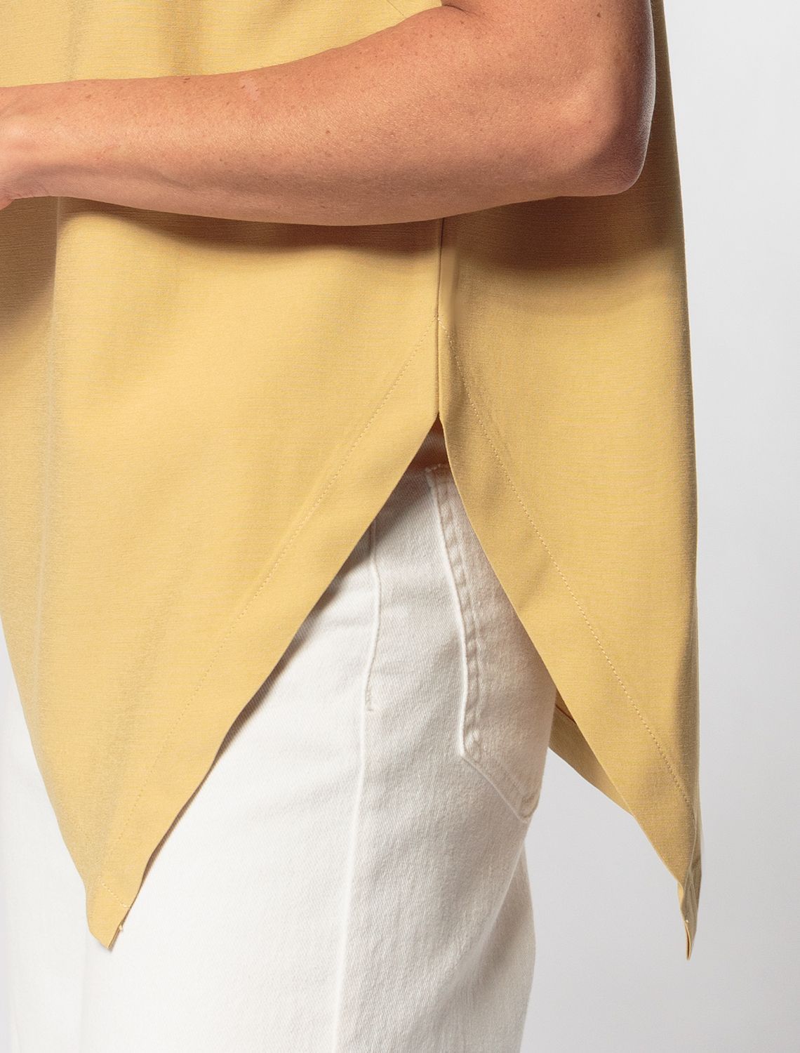 Ст.цена 1490р Ассиметричный топ из плотного лиоцелла D23.058 св. медовый