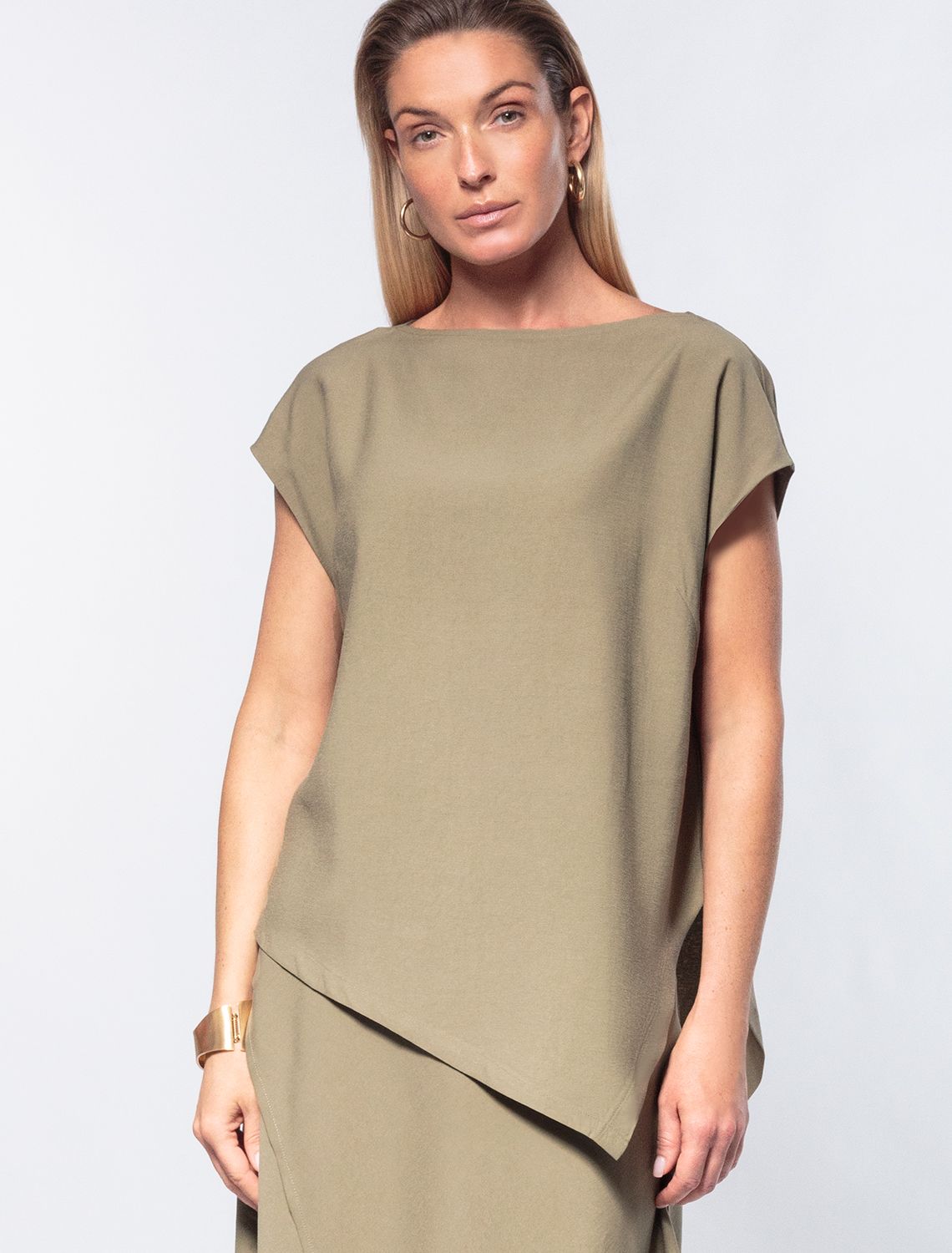 Ст.цена 1590р Ассиметричный топ из плотного лиоцелла D23.058 св.оливковый