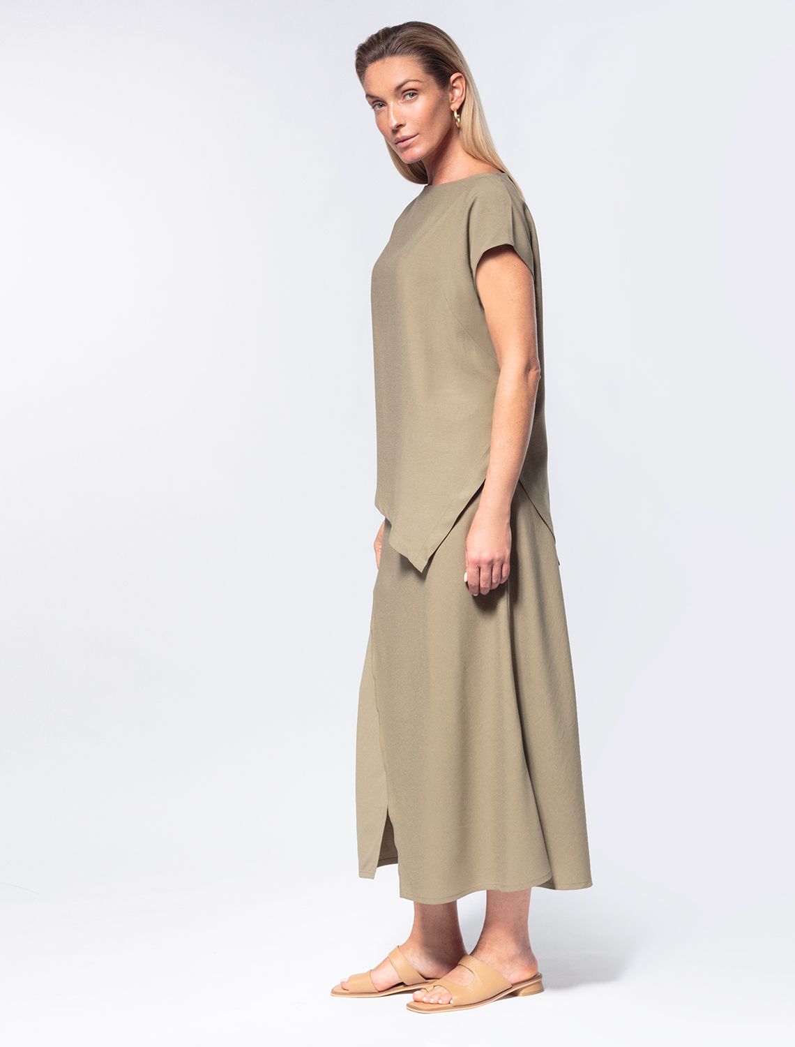 Ст.цена 1590р Ассиметричный топ из плотного лиоцелла D23.058 св.оливковый