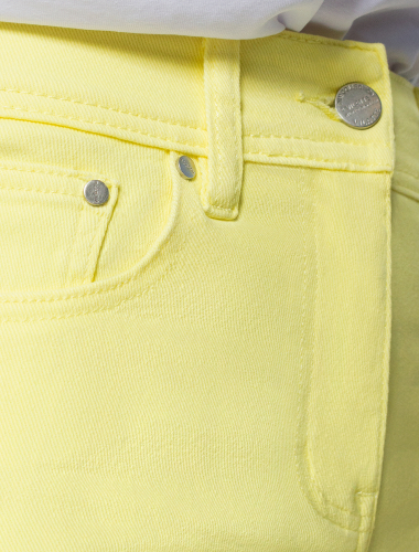 Ст.цена 2390р Укороченные прямые джинсы из супер-эластичного денима D54.059 лимонный желтый
