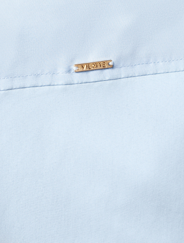 Блузка из эластичной ткани, полуприталенная и с длинным манжетом