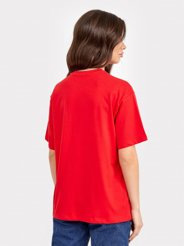 Хлопковая футболка красного цвета с новогодним принтом