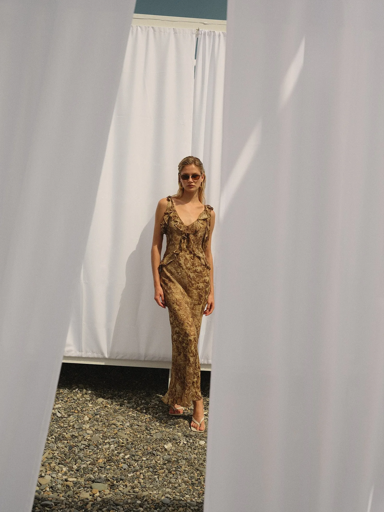 Платье приталенного кроя ,
100% вискоза ,