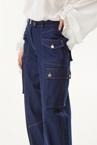 Брюки – карго из джинсовой ткани с широкими брючинами