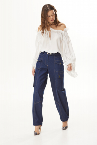 Брюки – карго из джинсовой ткани с широкими брючинами